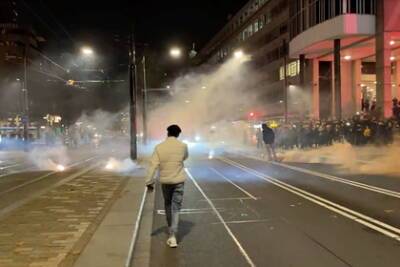 В Нидерландах неизвестные подожгли начальную школу в ходе протестов - lenta.ru - Голландия