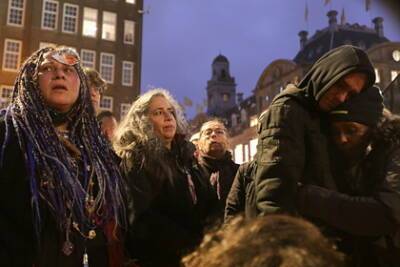 Марк Рютте - В Нидерландах осудили насилие в ходе протестов против локдауна - lenta.ru - Голландия