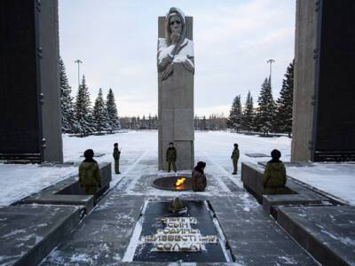 Новосибирских ветеранов возмутил митинг против QR-кодов на Монументе Славы - runews24.ru - Новосибирск