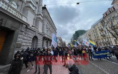 В Киеве антивакцинаторы проводят протест под зданием СБУ | Новости и события Украины и мира, о политике, здоровье, спорте и интересных людях - real-vin.com - Украина - Киев