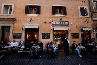 Италия ограничит доступ непривитым против COVID-19 людям к ресторанам и кинотеатрам - unn.com.ua - Украина - Италия - Киев