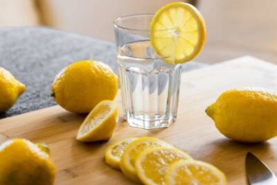 Диетолог рассказала о пользе и вреде от ежедневного употребления лимона - mk.ru