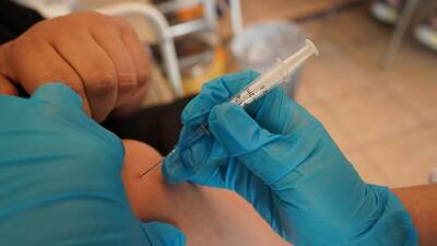 Николай Крючков - Иммунолог назвал сроки действия защитных свойств прививки от COVID-19 - iz.ru - Израиль