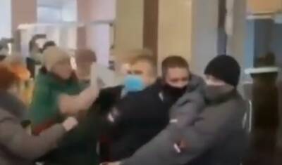 Видео дня: челябинские противники QR-кодов подрались с охраной здания Заксобрания - newizv.ru - Челябинск