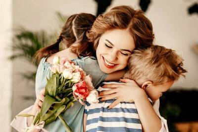 День Матери в 2021 году: какого числа празднуют в России и какими словами поздравить маму с торжеством - yur-gazeta.ru - Россия