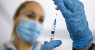 Бустерные вакцины от Covid-19 получили 56 тысях жителей Латвии - rus.delfi.lv - Латвия