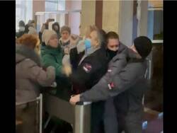 Видео дня: челябинские противники QR-кодов подрались с охраной здания Заксобрания - newsland.com - Челябинск