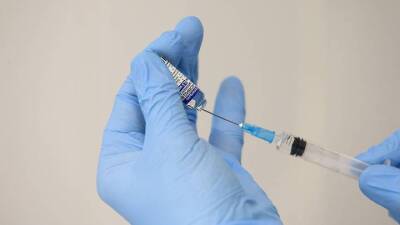 Израильские ученые установили, когда у вакцинированных начинает расти риск заражения ковидом - vm.ru
