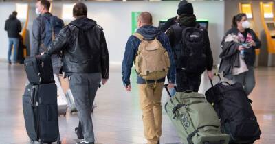 У 61 человека, прибывшего из ЮАР в Нидерланды, нашли коронавирус - ren.tv - Голландия - Юар