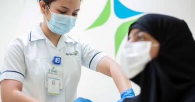 90% жителей ОАЭ получили обе дозы вакцины от COVID-19 - ren.tv - Эмираты