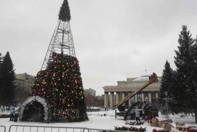 В Новосибирске с опережением начали установку городской елки перед НОВАТом - novos.mk.ru - Новосибирск