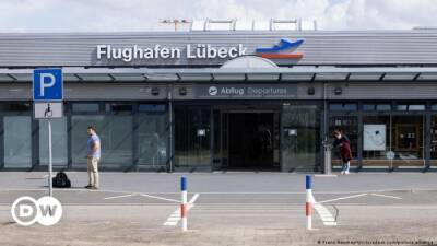 Винфрид Штекер - Немецкий бизнесмен прививал людей самодельной вакциной в аэропорту Любека - rf-smi.ru - Германия