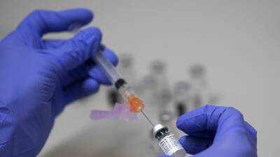 Глава ЕК заявила о необходимости адаптировать вакцину Pfizer к штамму «омикрон» - russian.rt.com - Англия - деревня Ляйен