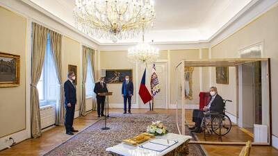 Милош Земан - На церемонии назначения нового премьера Чехии Земан сидел в стеклянном кубе - iz.ru - Прага - Израиль - Чехия
