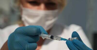 ВОЗ призвала страны ускорить вакцинацию от COVID из-за омикрон-штамма - ren.tv