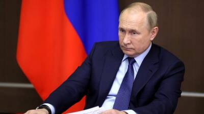 Владимир Путин - Владимир Путин поручил контроль за коронавирусными мерами главами регионов - 5-tv.ru - Россия