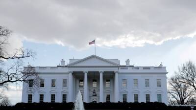 Белый дом: федеральные ведомства могут пока не наказывать невакцинировавшихся сотрудников - golos-ameriki.ru - Сша