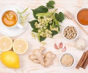 Мазь, чай, смузи: 5 домашних рецептов, которые облегчат состояние при ОРВИ - goodnews.ua