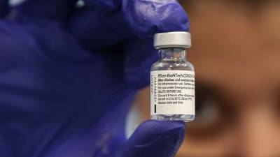 Ученые обнаружили фальсификацию части испытаний вакцины Pfizer - iz.ru - Англия - Израиль