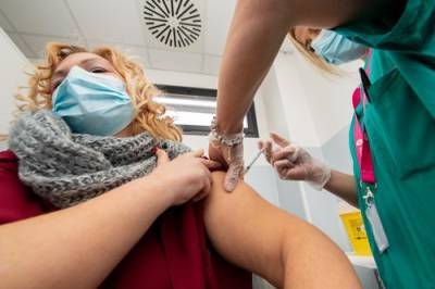 Александр Мясников - Мясников заявил, что сделанная осенью прививка против коронавируса повлияет на число заболевших в феврале-марте - argumenti.ru - Франция