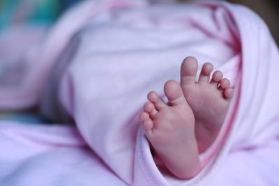 В Омской области новорожденную девочку подкинули на крыльцо инфекционной больницы - mk.ru - Омская обл.