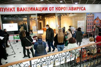 Людей, стоящих в очереди на вакцинацию в ТРЦ «Гринвич» в Екатеринбурге, начали поить чаем - znak.com - Екатеринбург