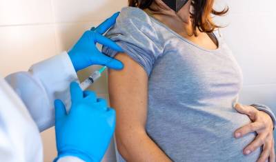 Не повредит, а спасет! Врачи опровергли слухи о вреде прививок беременным женщинам - newizv.ru