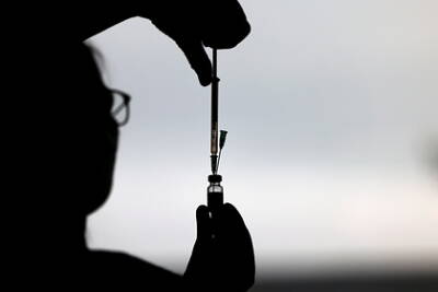 Суд в США потребовал отменить обязательную вакцинацию медработников от COVID-19 - lenta.ru - Сша - штат Миссури