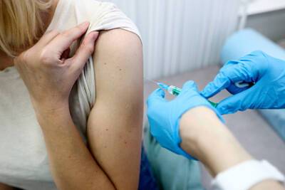В Минздраве заявили об эффективности вакцинации против омикрон-штамма COVID-19 - lenta.ru - Россия