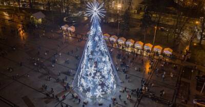 ФОТО. В Вильнюсе опять создали самую невероятную елку со снежинками - rus.delfi.lv - Вильнюс - Латвия