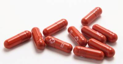 Великобритания первой в мире одобрила таблетки от Covid-19 - rus.delfi.lv - Англия - Латвия