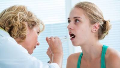 Пятна на языке и боль в горле: названы симптомы рака в полости рта - 5-tv.ru