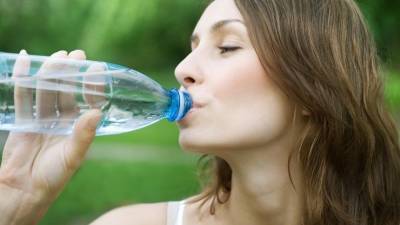 Пить больше или меньше? Врачи развеяли мифы о потреблении воды при коронавирусе - 5-tv.ru - Россия