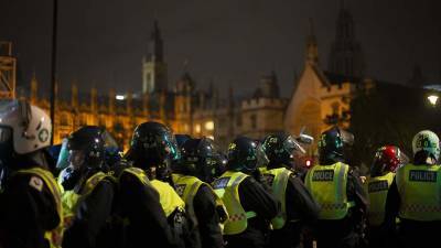 Восемь полицейских пострадали в столкновениях с протестующими в Лондоне - iz.ru - Лондон - Израиль