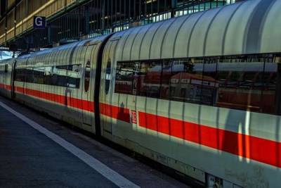 В Германии вооруженный мужчина напал на пассажиров поезда - argumenti.ru - Германия