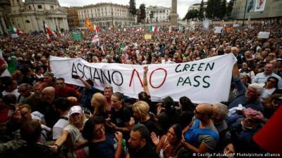 В Италии прошли столкновения между полицией и протестующими против ковид-сертификатов - eadaily.com - Италия