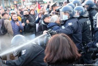 Коронавирус: в немецком Лейпциге полиция разогнала противников карантинных ограничений - unn.com.ua - Украина - Германия - Киев