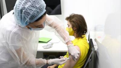 Петр Чумаков - Для борьбы с дельта-штаммом нужно вакцинировать 80% населения - 5-tv.ru - Россия