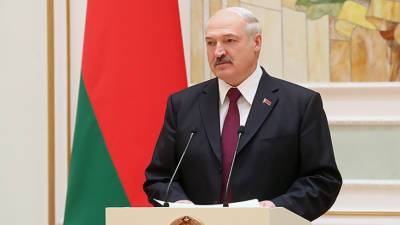 Александр Лукашенко - Лукашенко призвал белорусов к здоровому образу жизни, наколов кучу дров (ВИДЕО) - mir24.tv - Белоруссия