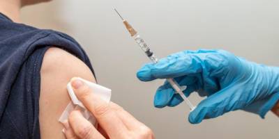 В Греции врачи вкалывали антипривочникам вакцину под видом физраствора - ruposters.ru - Греция