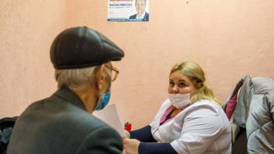 Жителям Екатеринбурга предлагают вакцинацию во дворах (ФОТО) - newdaynews.ru - Екатеринбург