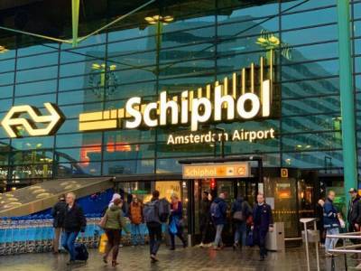 В Амстердаме восьмерых пассажиров забрали из рейса за отказ надеть маски - unn.com.ua - Украина - Киев - Голландия - Амстердам