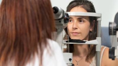 От катаракты до тромбоза вен сетчатки: офтальмолог рассказала, чем COVID-19 опасен для глаз - mir24.tv
