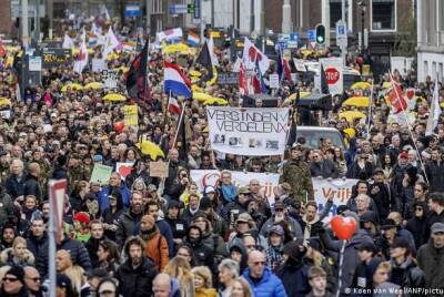 В Гааге прошли массовые протесты против ужесточения мер борьбы с пандемией - unn.com.ua - Украина - Гаага - Киев - Голландия