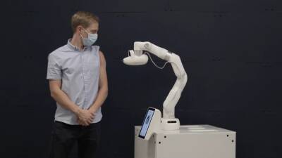 В Канаде создали робота, который может вакцинировать людей без иглы - sharij.net - Канада