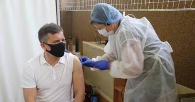 Минздрав расширил перечень профессий для обязательной вакцинации от коронавируса - focus.ua - Украина