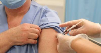 В Санкт-Петербурге ввели обязательную вакцинацию от коронавируса для пожилых людей - rus.delfi.lv - Санкт-Петербург - Латвия