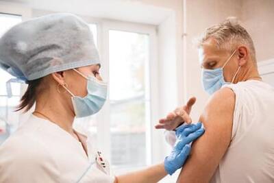 Джордж Мейсон - Биолог допустила неэффективность современных вакцин против омикрон-штамма - lenta.ru - Сша