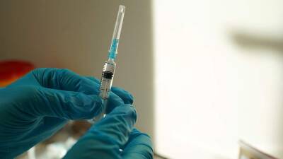 Ученый из ЮАР назвал вакцинацию главным способом борьбы с «Омикроном» - iz.ru - Израиль - Юар - Кейптаун