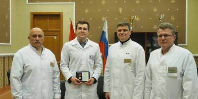 Александр Беглов - 79 петербургских медиков получили знаки отличия «За доблесть в спасении» - runews24.ru - Санкт-Петербург